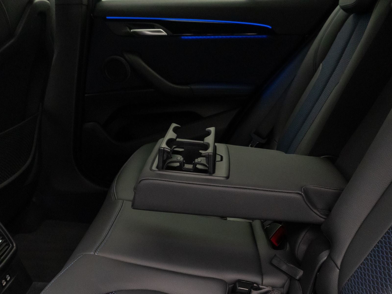 Fahrzeugabbildung BMW X2 sD20i M Sport HUD DAB HiFi Parkassist Komort