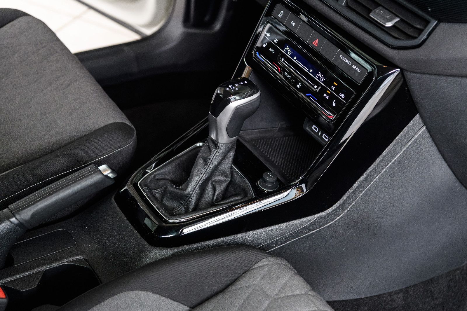 Fahrzeugabbildung Volkswagen T-Cross Life 1.0 TSI DSG LED+SHZ+ACC+APP+5 J.GAR