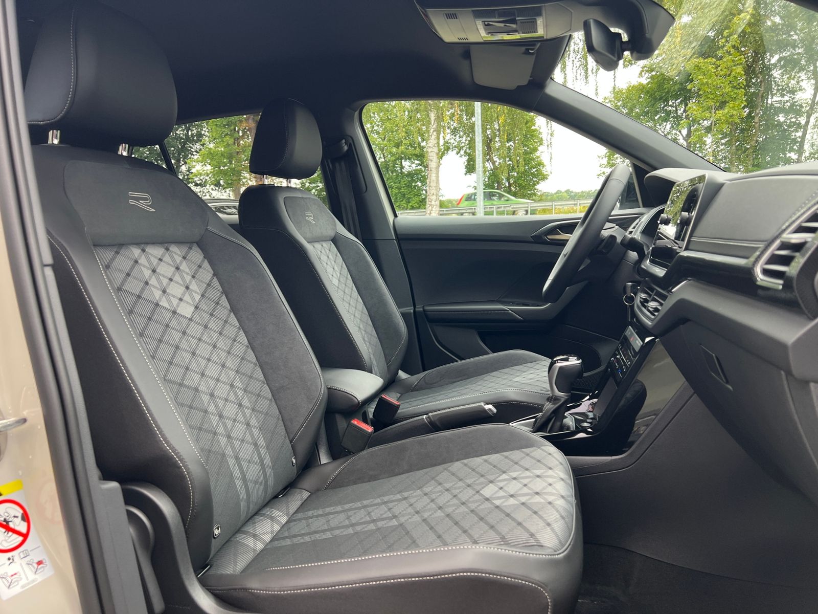 Fahrzeugabbildung Volkswagen T-Cross R-Line 1.5 TSI DSG *BlackStyle,AHK,IQ Li