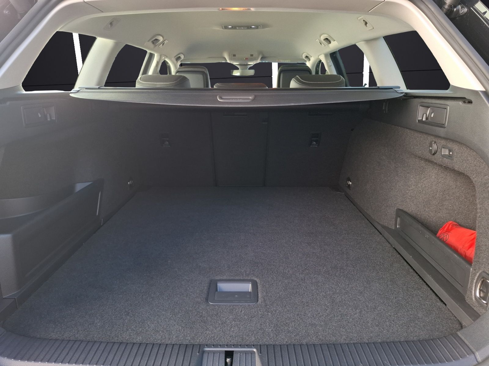 Fahrzeugabbildung Volkswagen Passat Variant TDI Elegance DSG STH Matrix AHK N