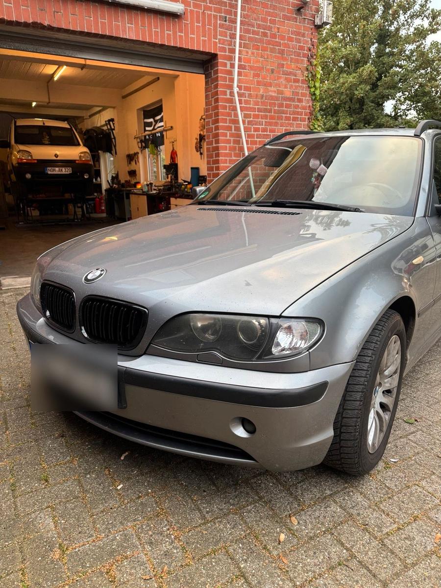 BMW 320 2004 — вигляд ззаду
