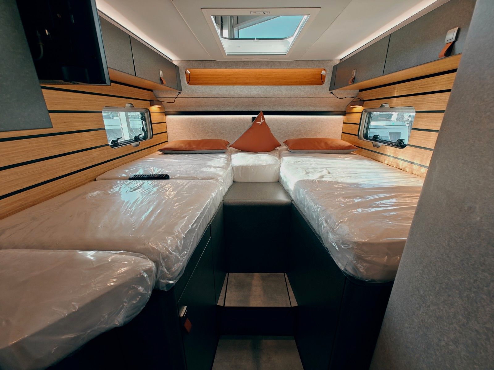Fahrzeugabbildung HYMER / ERIBA / HYMERCAR ML - T 580 4x4² RSX - SANSIBAR® LTD. PTS PANTONE