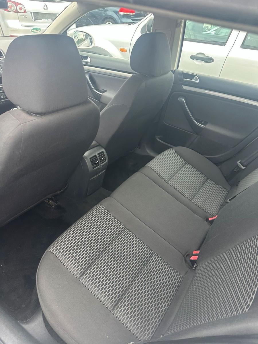 Volkswagen Golf 2011 — interior