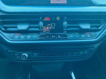 Bild 12 BMW 118 i Lim. Sport Line*AT*CARPLAY*SHZ*LED*NAV*