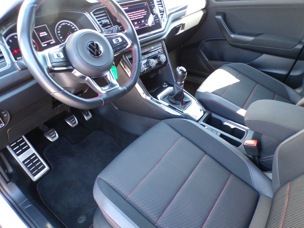 Fahrzeugabbildung Volkswagen T-Roc Sport 1.5 l TSI Sport Ganzjahresreifen / N