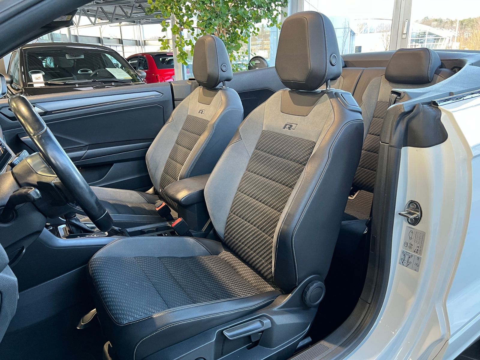 Fahrzeugabbildung Volkswagen T-Roc Cabrio R-Line Black AHK BEATS NAVI SHZ