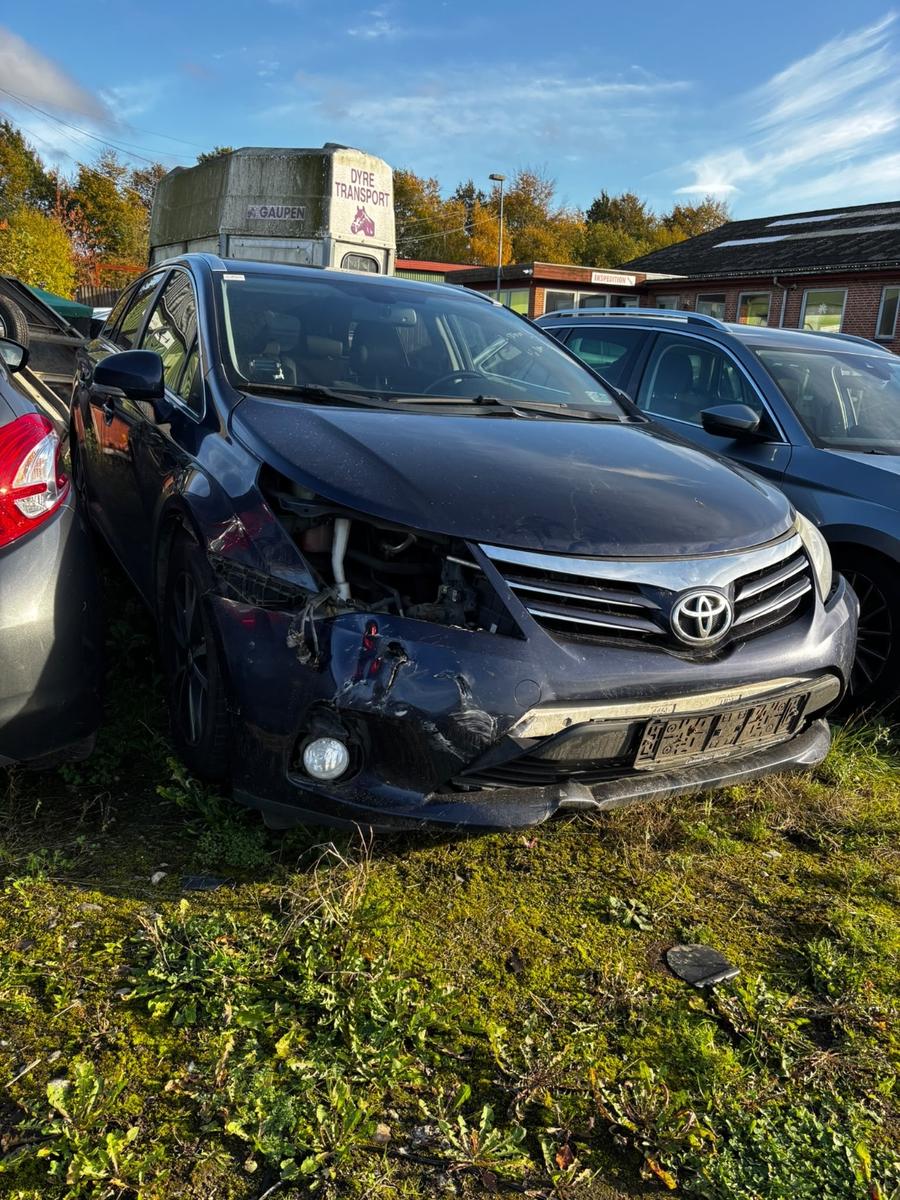 Toyota Avensis 2014 — rear view