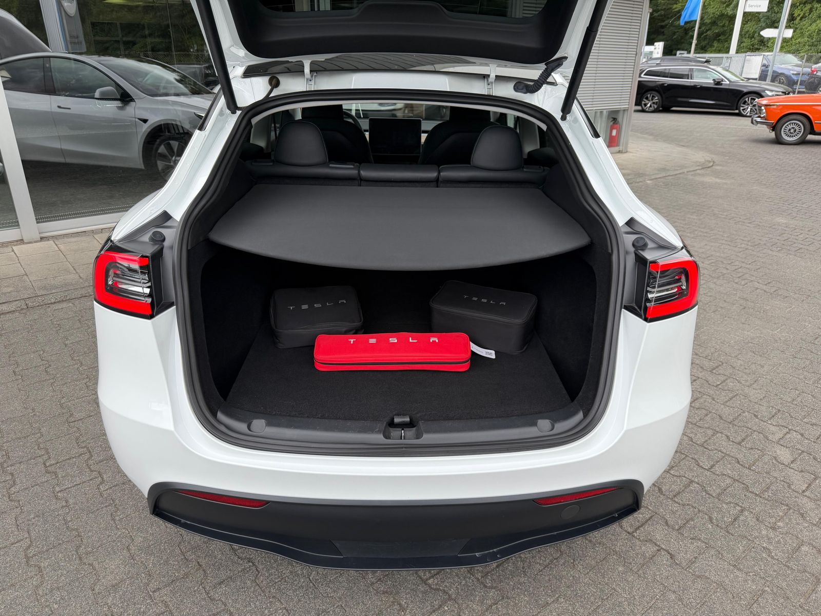 Fahrzeugabbildung Tesla Model Y LR Dual AWD PANO+STDHZ+NAVI+LED+ACC+19"+