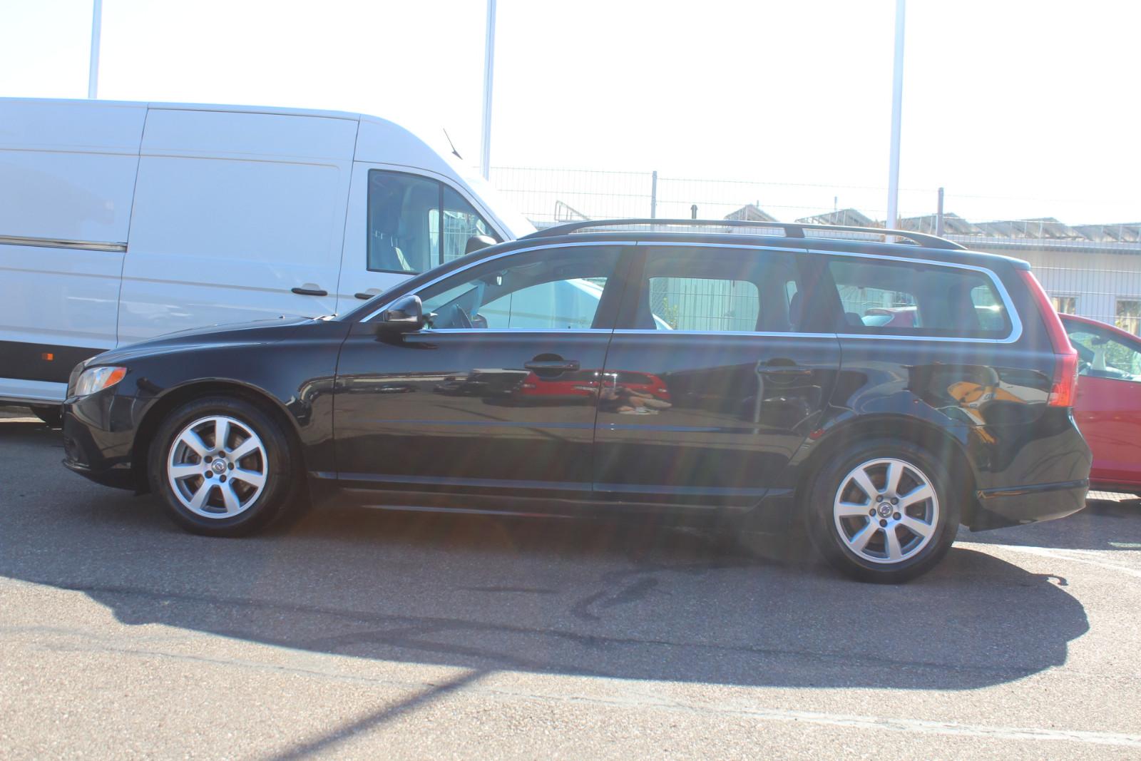 Volvo V70 2013 — rear view