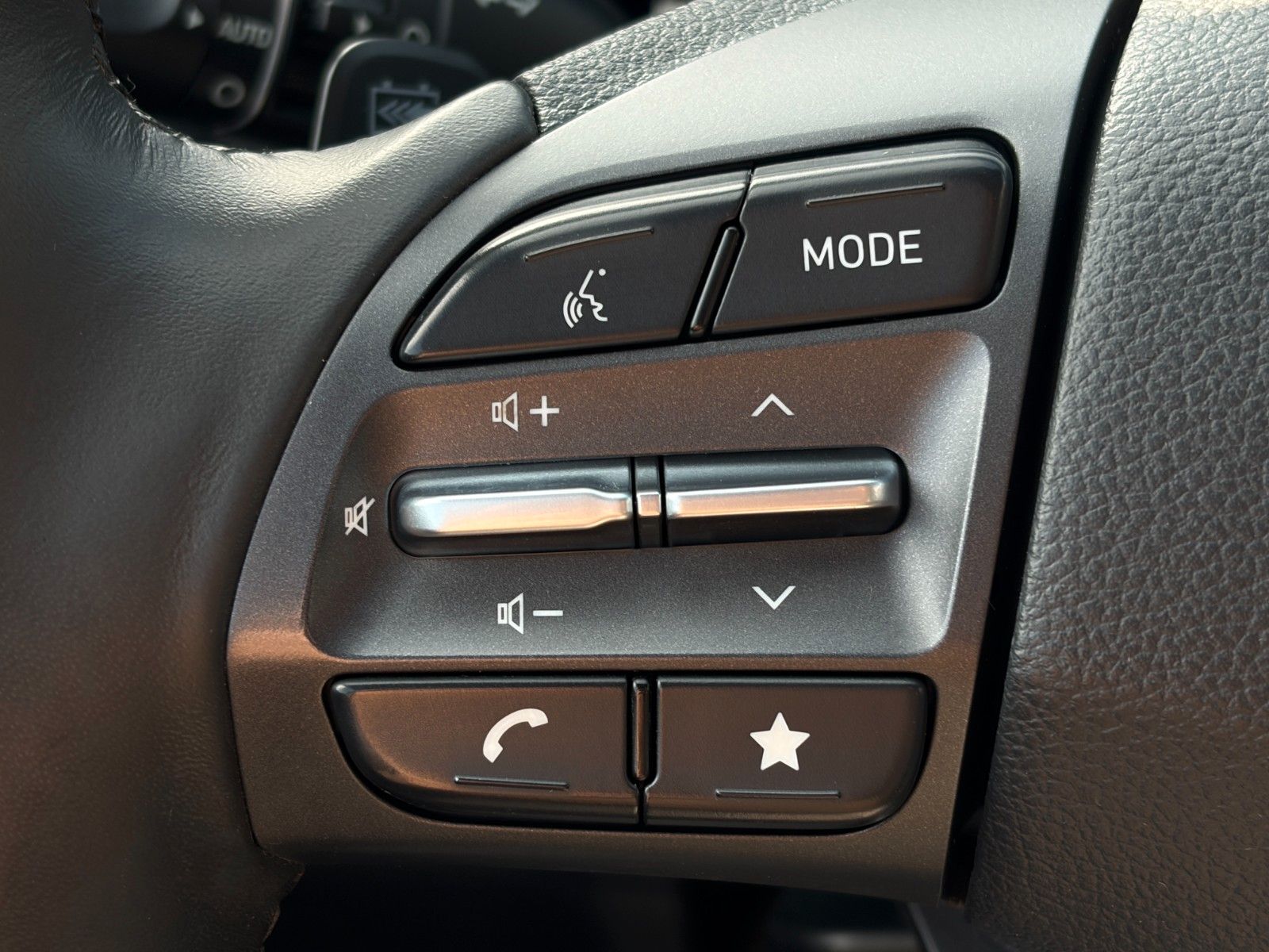 Fahrzeugabbildung Hyundai KONA E Select SHZ ACC PDC LKA Navi WiFi CarPlay