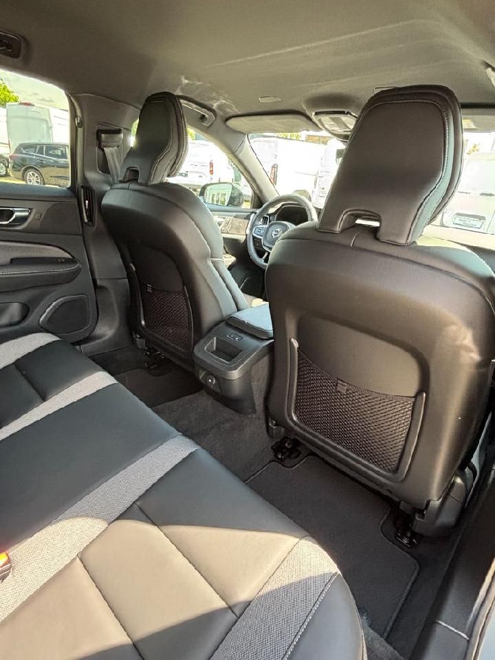 Fahrzeugabbildung Volvo V60 Kombi Plus Dark  LED DAB WiPa Harman Kardon