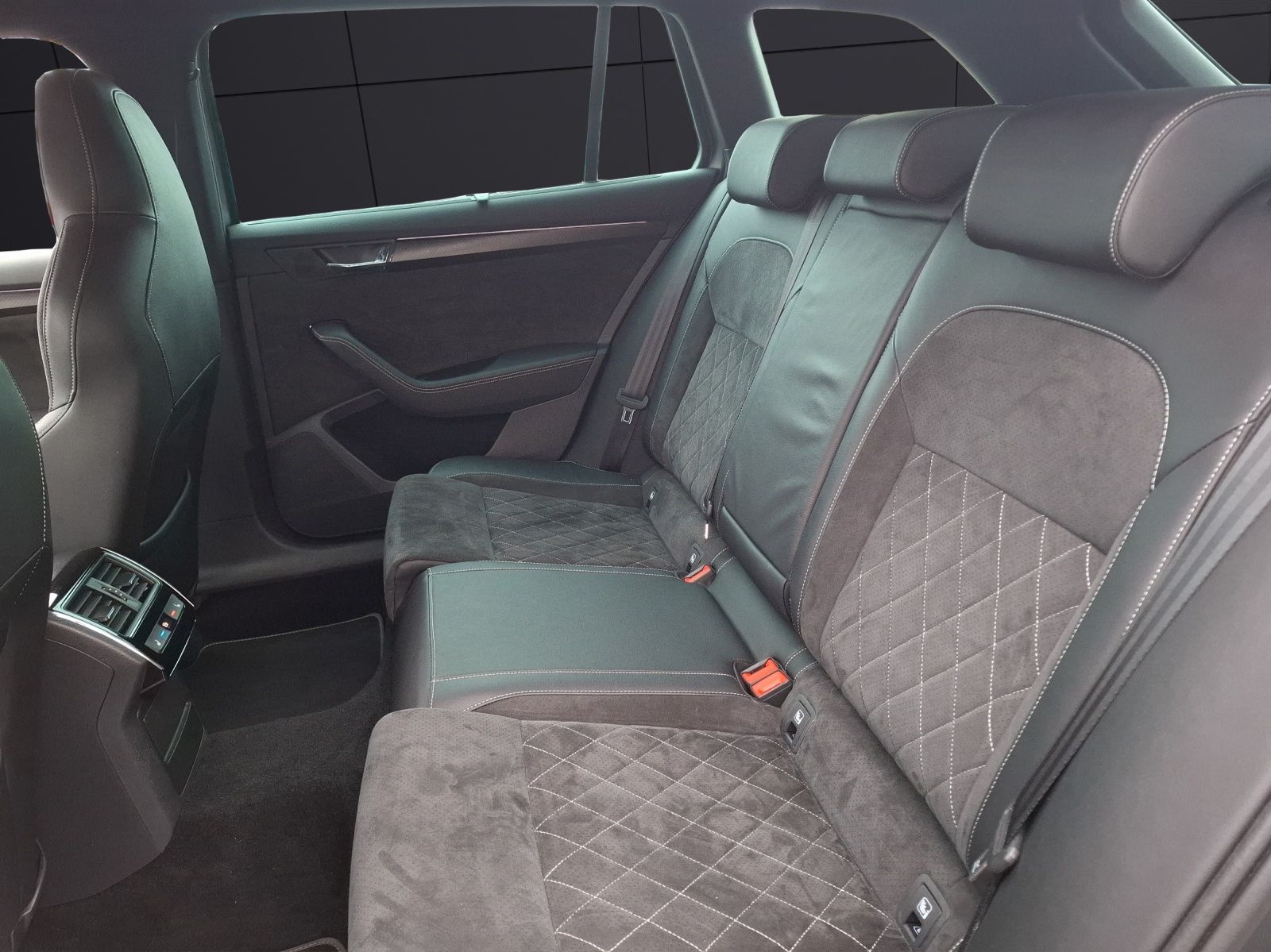 Fahrzeugabbildung SKODA Superb Combi TDI Sportline DSG 4x4 Matrix Navi A