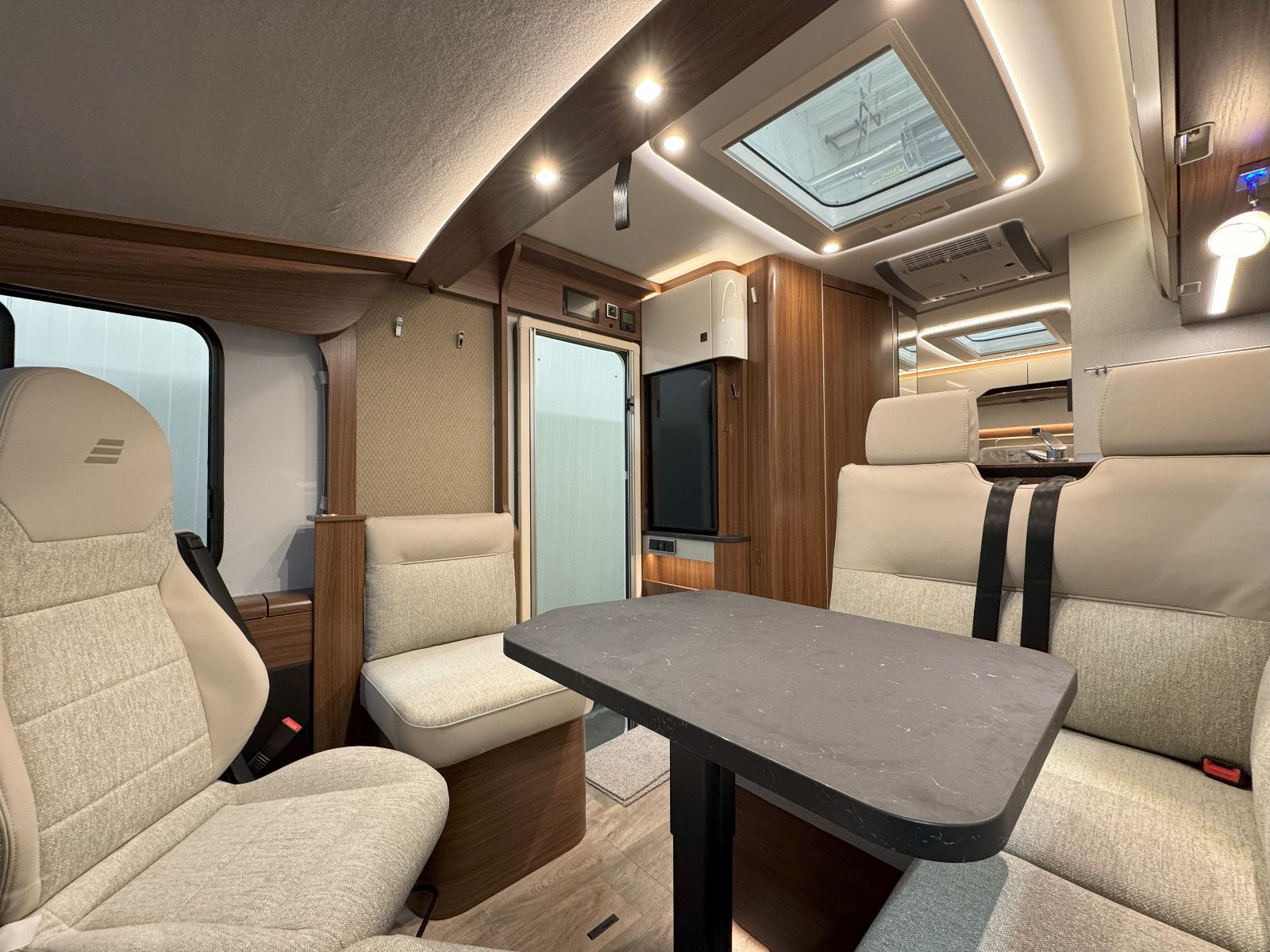 Fahrzeugabbildung HYMER / ERIBA / HYMERCAR BMC-I 600 White Line Sie sparen: 28.331€!