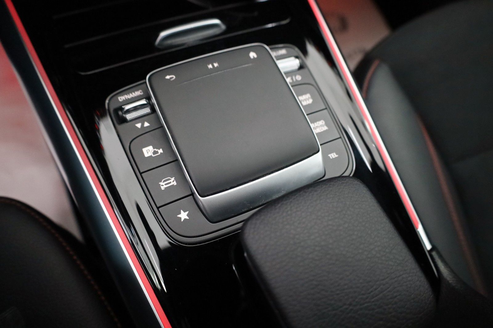 Fahrzeugabbildung Mercedes-Benz GLA 200 AMG, Automatik,Navi,Leder,LED,SHZ