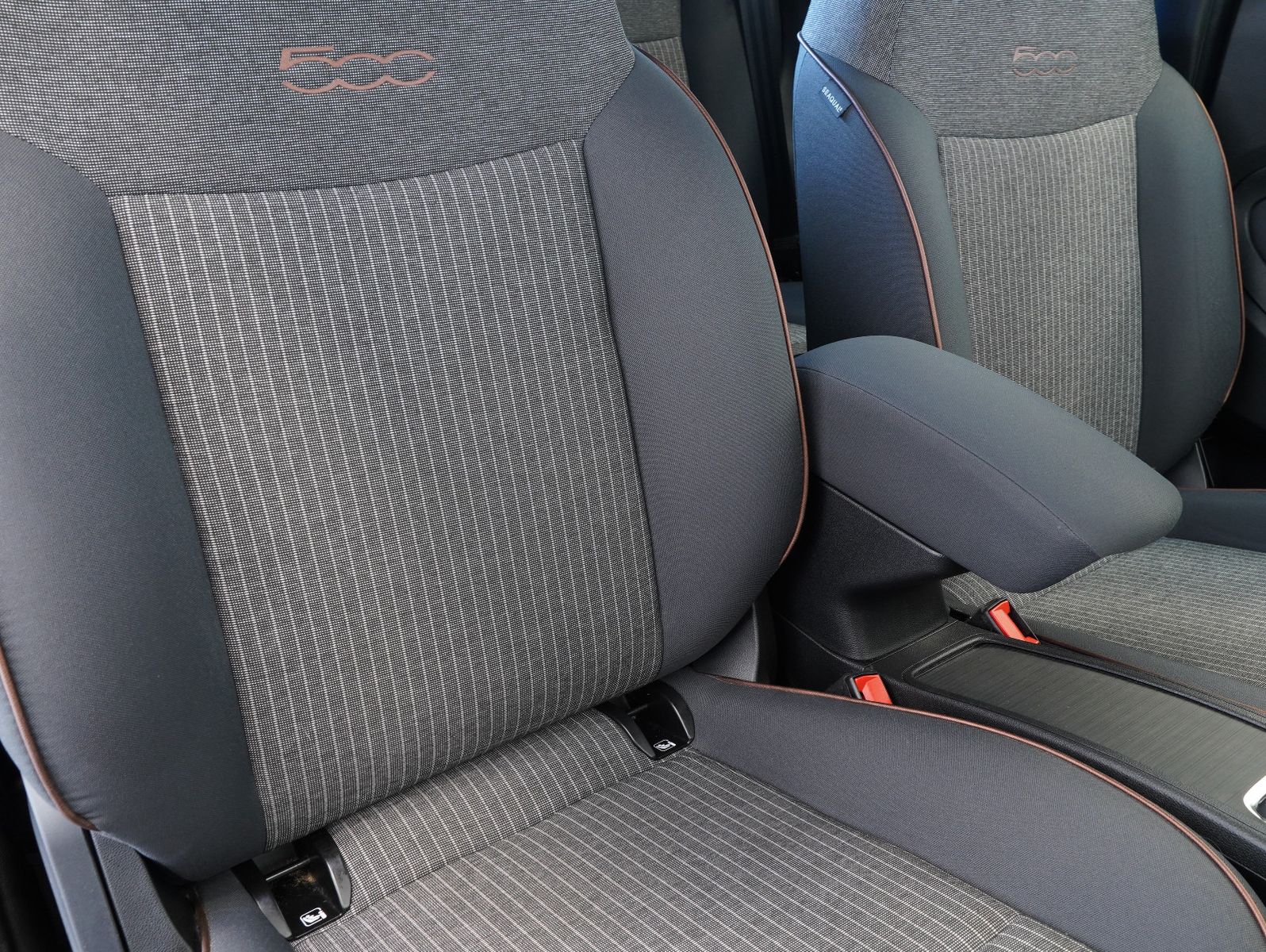 Fahrzeugabbildung Fiat 500e Icon 87KW/42kWh/DC-LADEN/CARPLAY/DAB/SOH