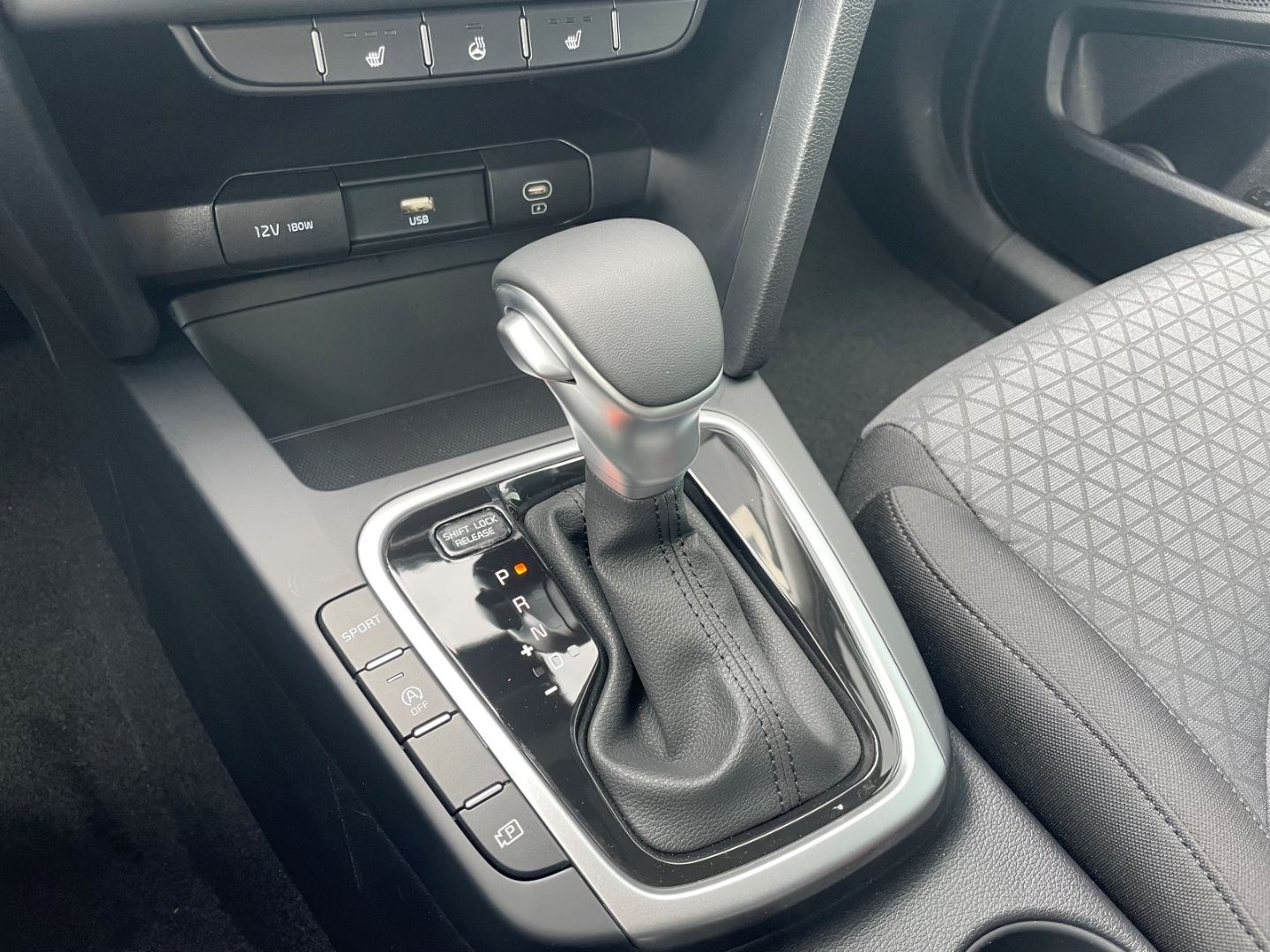 Fahrzeugabbildung Kia Ceed_sw Kamera Verkehrszeichenerk SpurhalteAss