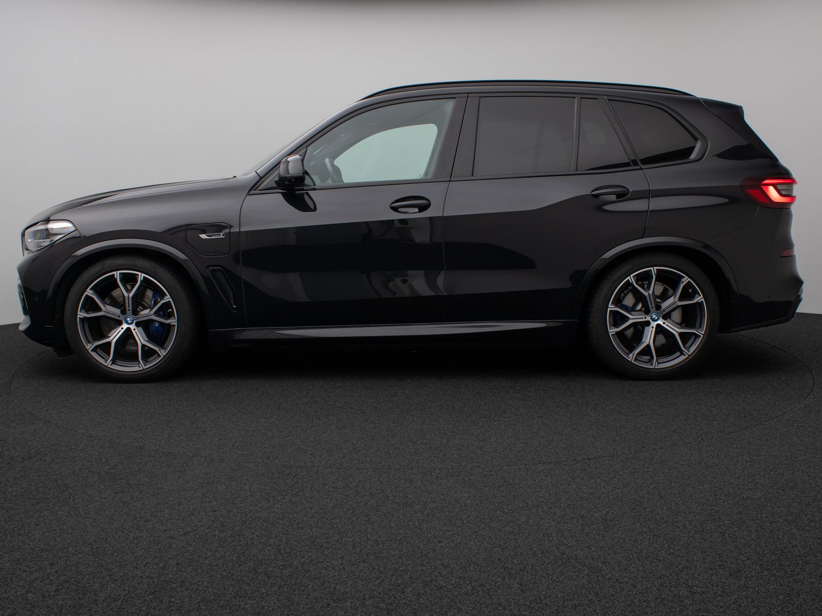 Fahrzeugabbildung BMW X5 xD45e M Sport Panorama 360° HUD DAB HiFi 21"