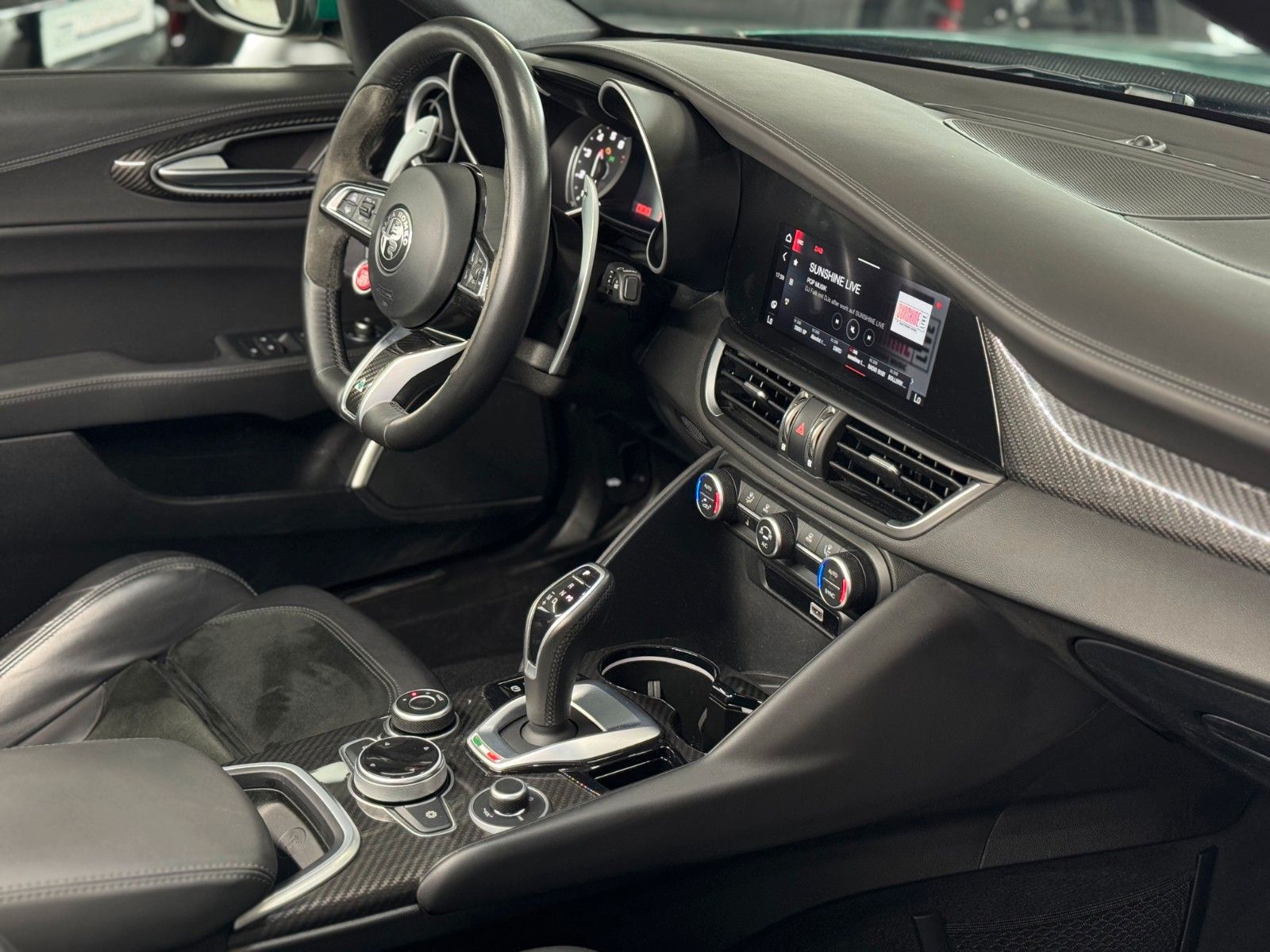 Fahrzeugabbildung Alfa Romeo Giulia 2.9 V6 Quadrifoglio "ACC Komfort-Paket"