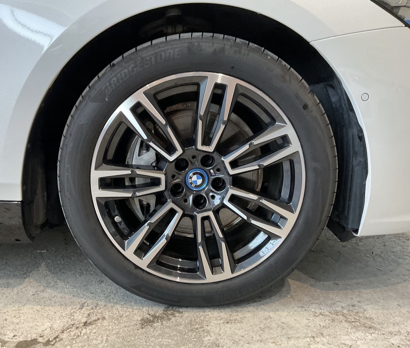 Fahrzeugabbildung BMW i5 xDrive40 M-Sportpaket | Sitzbelüftung vorn |