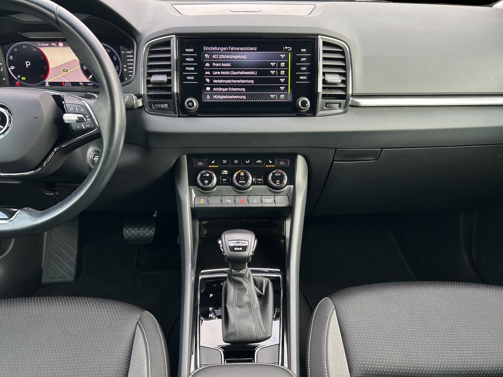 Fahrzeugabbildung SKODA Karoq Tour 2.0 TDI 4x4 DSG/LED/ACC/AHK/KAMERA