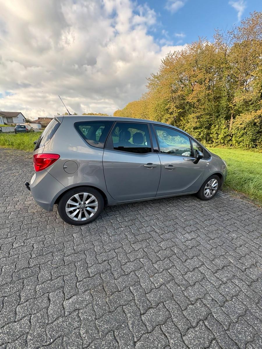 Opel Meriva 2012 — салон