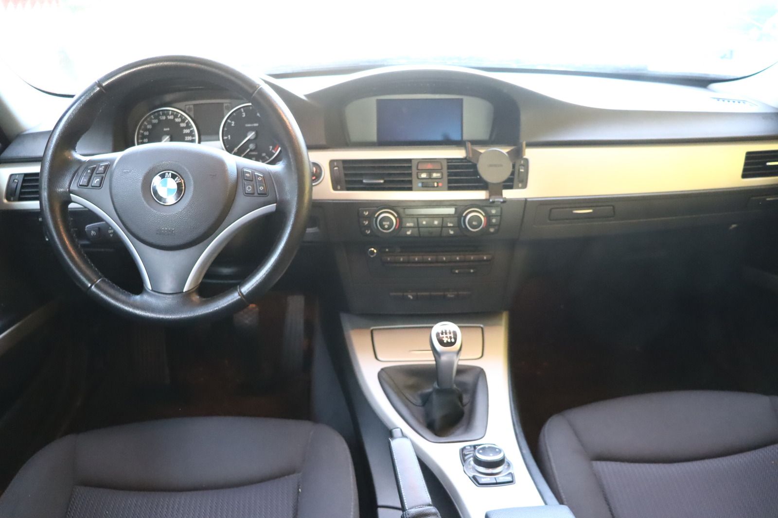 Fahrzeugabbildung BMW 318 i Touring * Xenon * SHZ * Navi