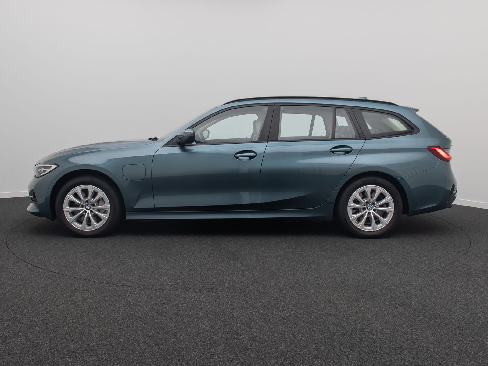 Fahrzeugabbildung BMW 330e xD Alarm HUD H/K DAB Memory Leder Sport