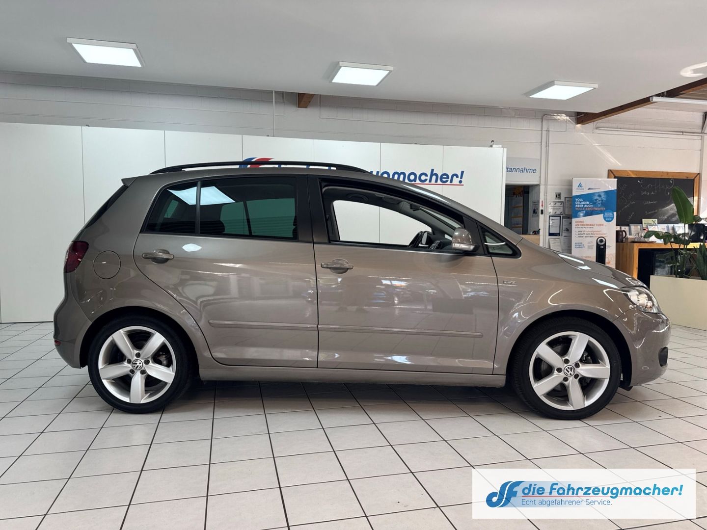 Fahrzeugabbildung Volkswagen Golf Plus VI Life Navi Dyn. Kurvenlicht 2-Zonen-