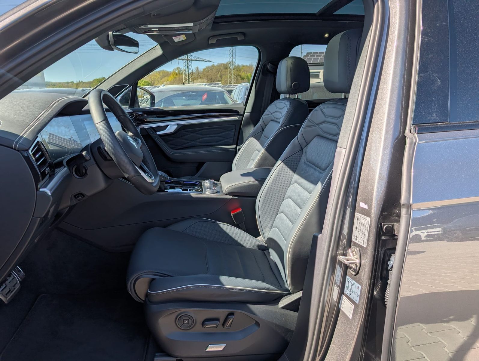Fahrzeugabbildung Volkswagen Touareg 3.0TDI 4M R-Line VOLL Black 22" UPE 114T