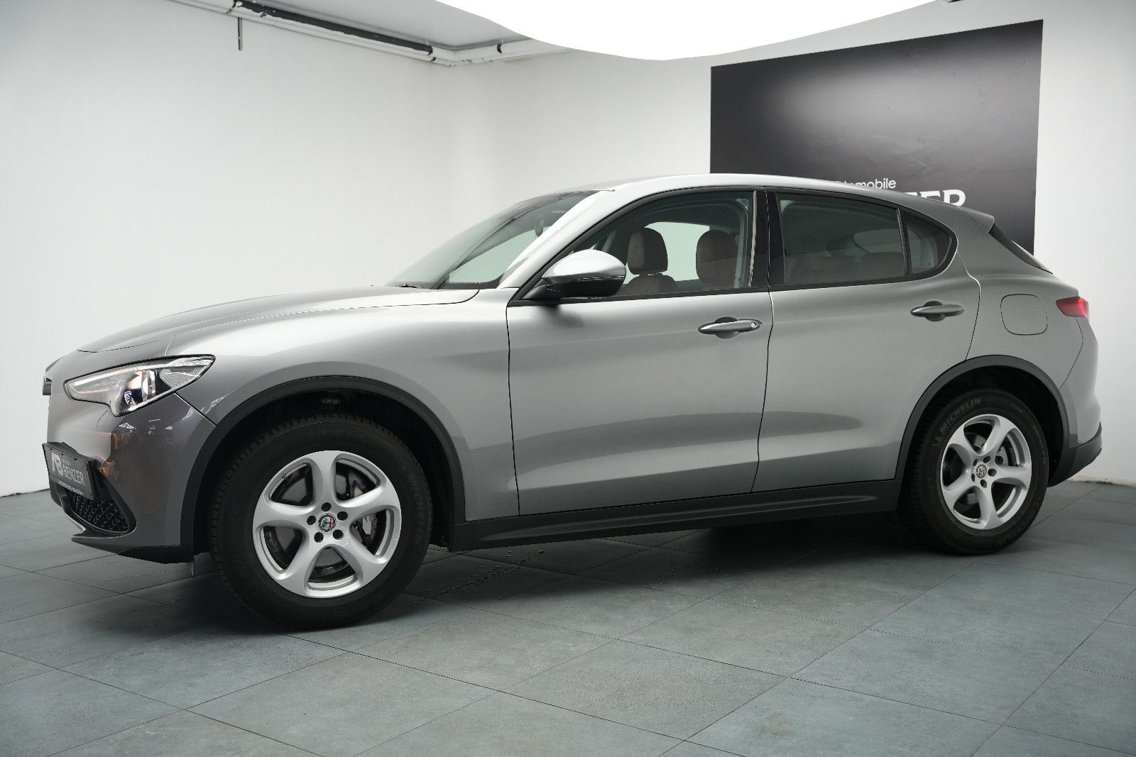 Fahrzeugabbildung Alfa Romeo Stelvio Super Q4/BI-XENON/PDC/AUTOMATIK/SPURHALT