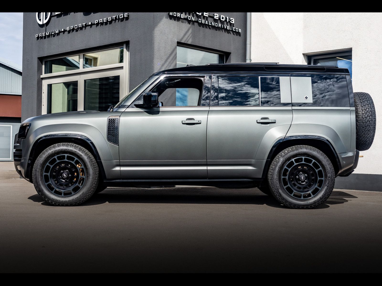 Land Rover Defender 110 V8 P635 OCTA EDITION ONE°WARR 06/30 imagem 2