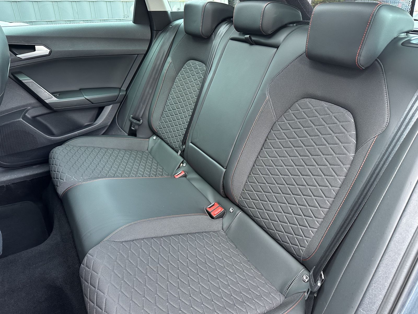 Fahrzeugabbildung SEAT Leon SpT 2.0 TDI DSG FR NAV+LED+AHK+PANO+ACC+KAM