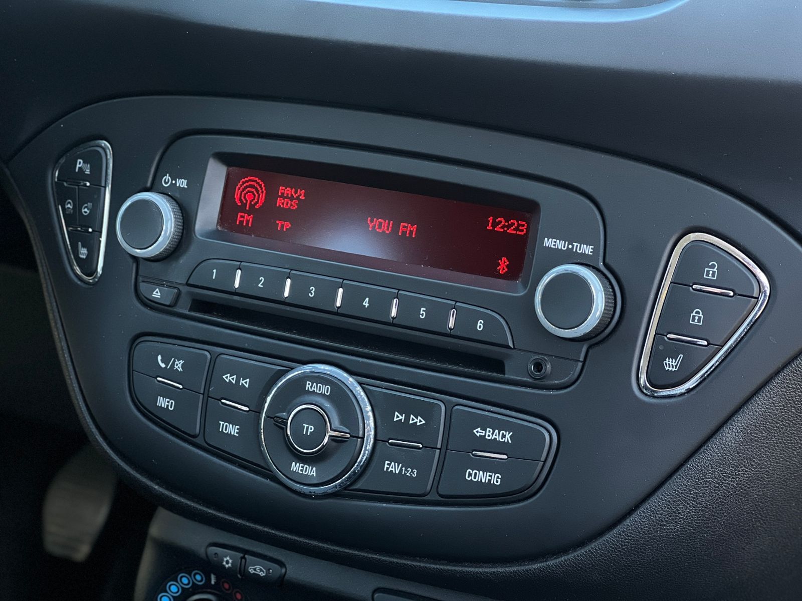 Fahrzeugabbildung Opel Corsa E Edition KLIMA SHZ LKHZ ALU