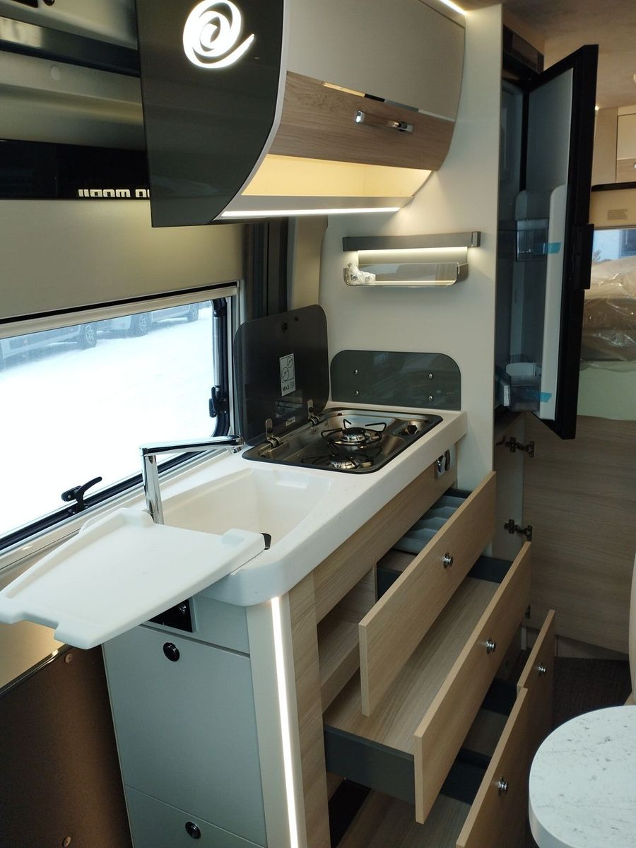 Fahrzeugabbildung Eura Mobil Van V 635 HB Captain-Chair-Sitze, Skyroof, RFK