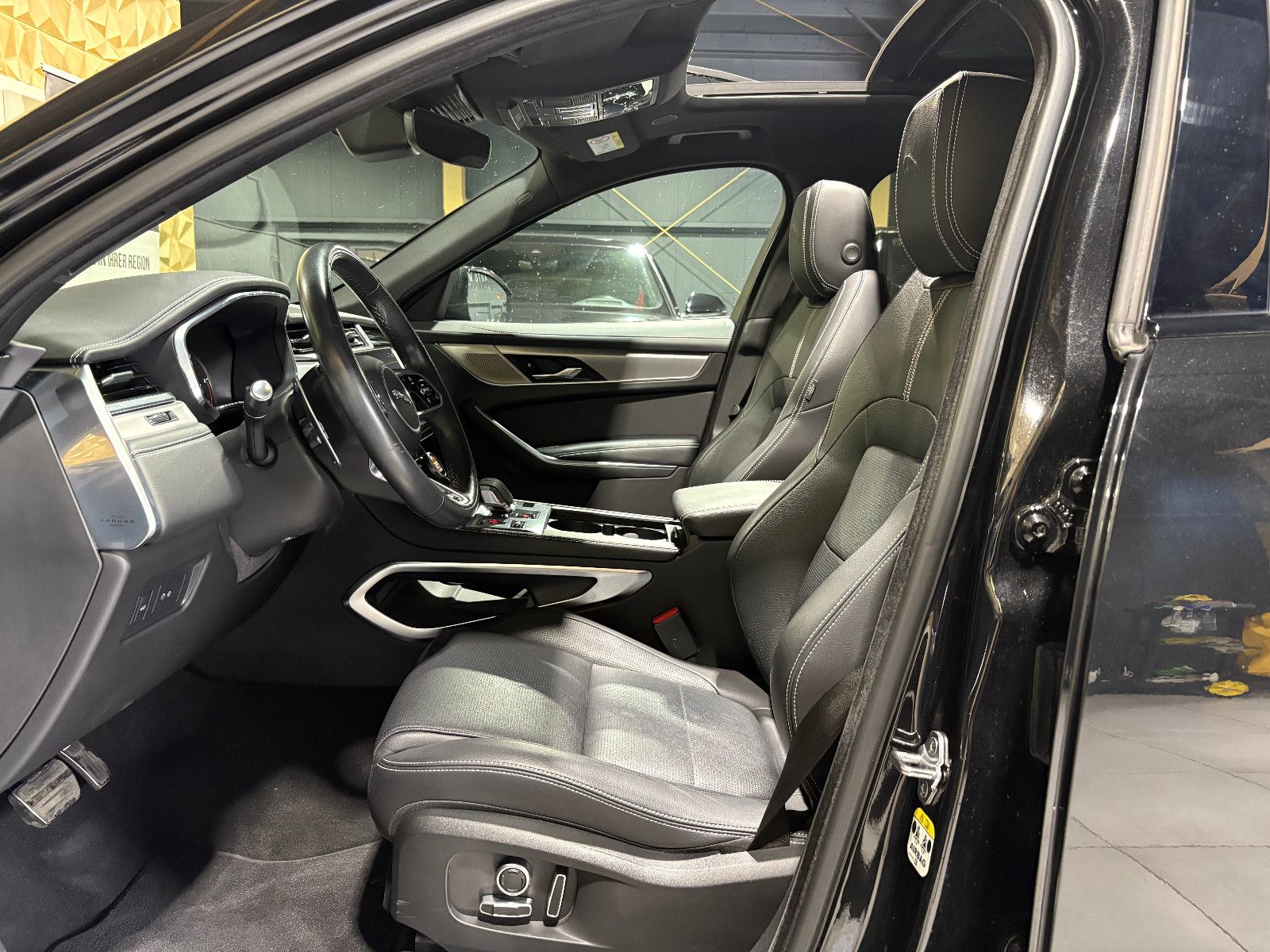 Fahrzeugabbildung Jaguar F-PACE R-Dynamic SE AWD/D300/PANO/APPLE/MEMORY/