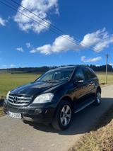 Mercedes-Benz ML 280 CDI 4MATIC - - schwarze Mercedes-Benz ML 280
