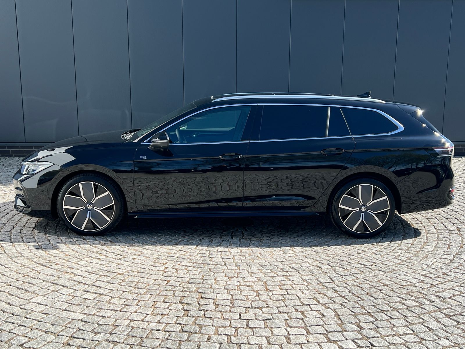 Fahrzeugabbildung Volkswagen Passat Variant R-Line 2.0 TDI DSG 4MOTION *AHK,