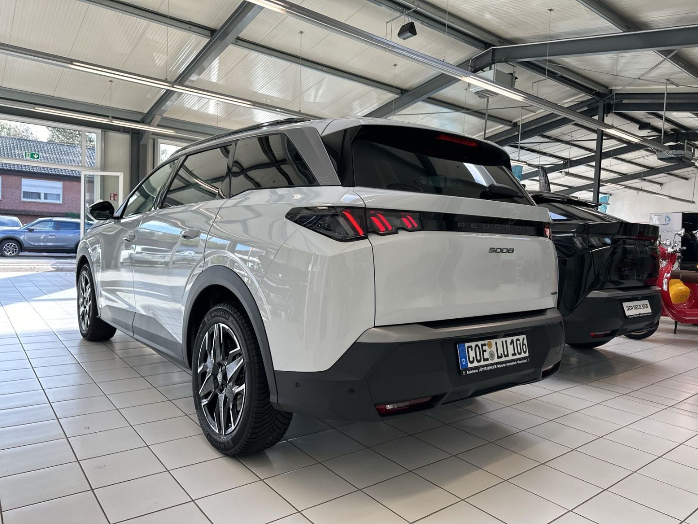 Fahrzeugabbildung Peugeot 5008 Hybrid 1.2 EU6e Allure HYBRID 136 e-DSC6