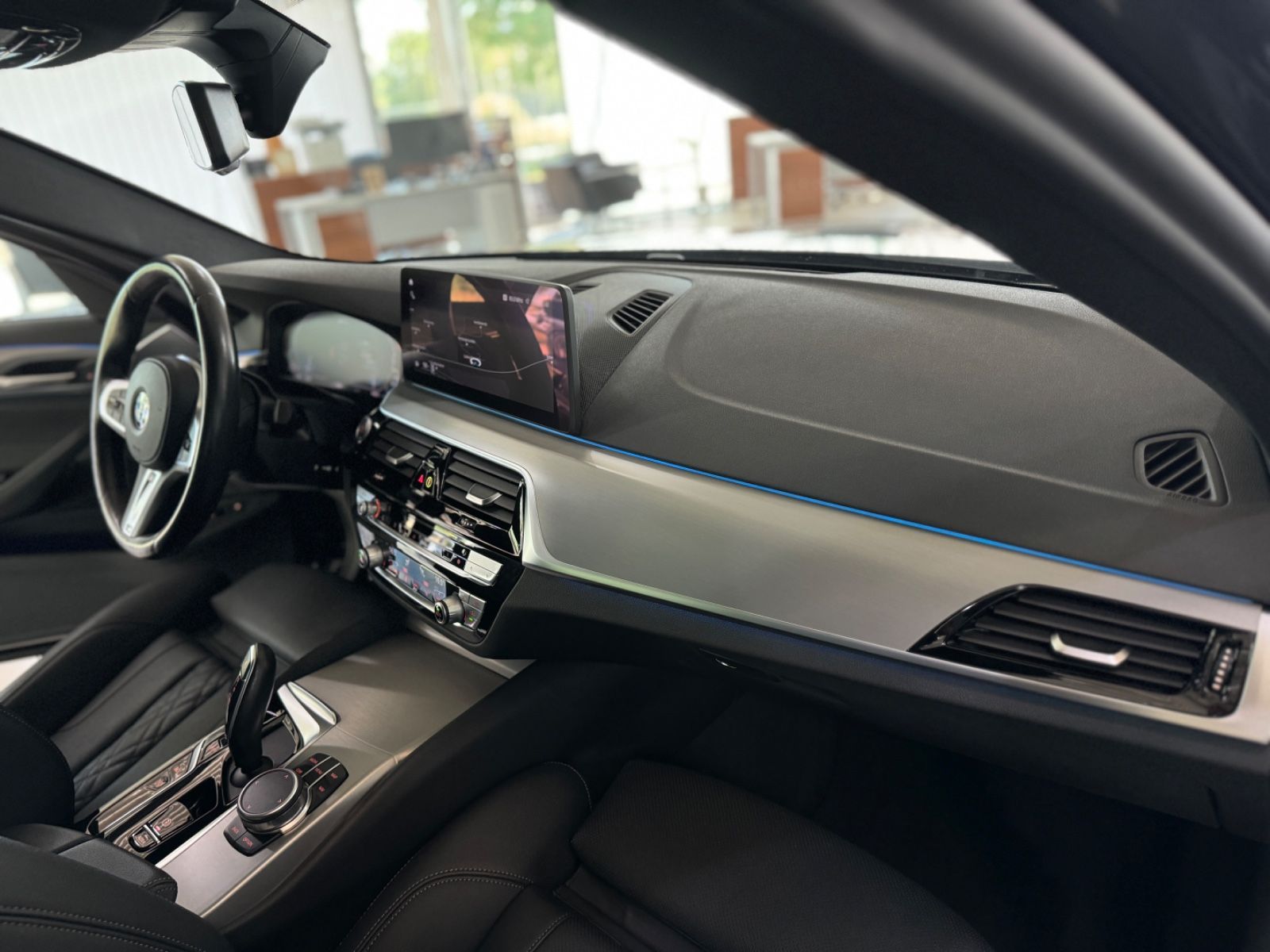 Fahrzeugabbildung BMW 530e Kamera Panorama HiFi DAB Alarm AHK Sport