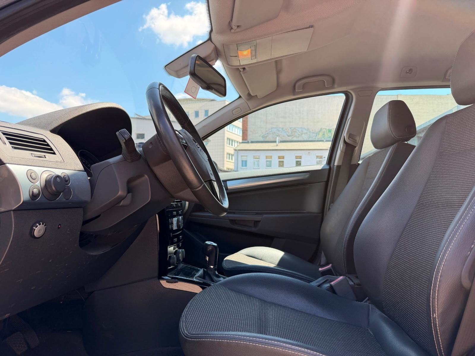 Opel Astra 2009 — photo 14