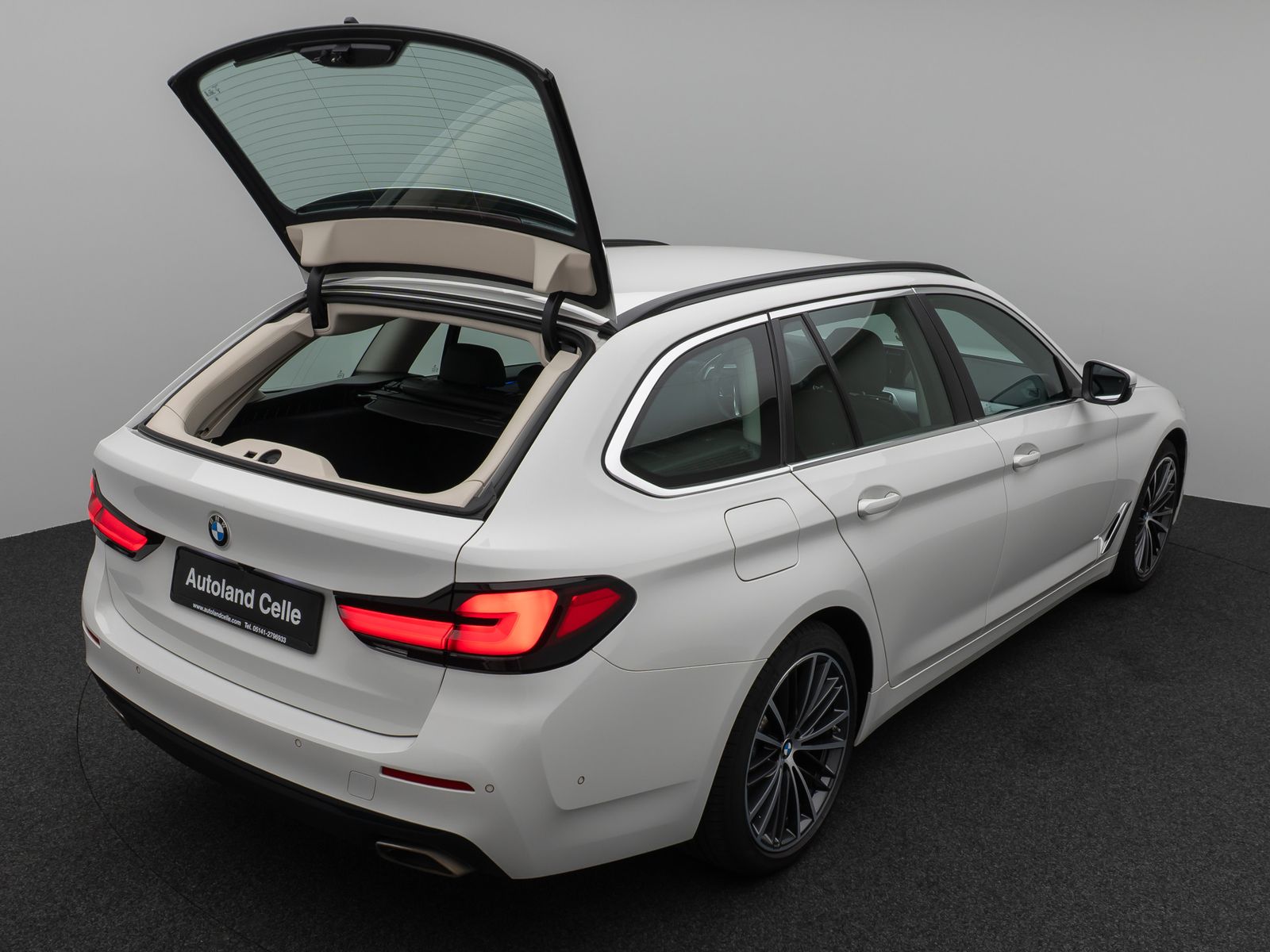 Fahrzeugabbildung BMW 530d Kamera HUD DAB Komfort Alarm Sport 19Zoll
