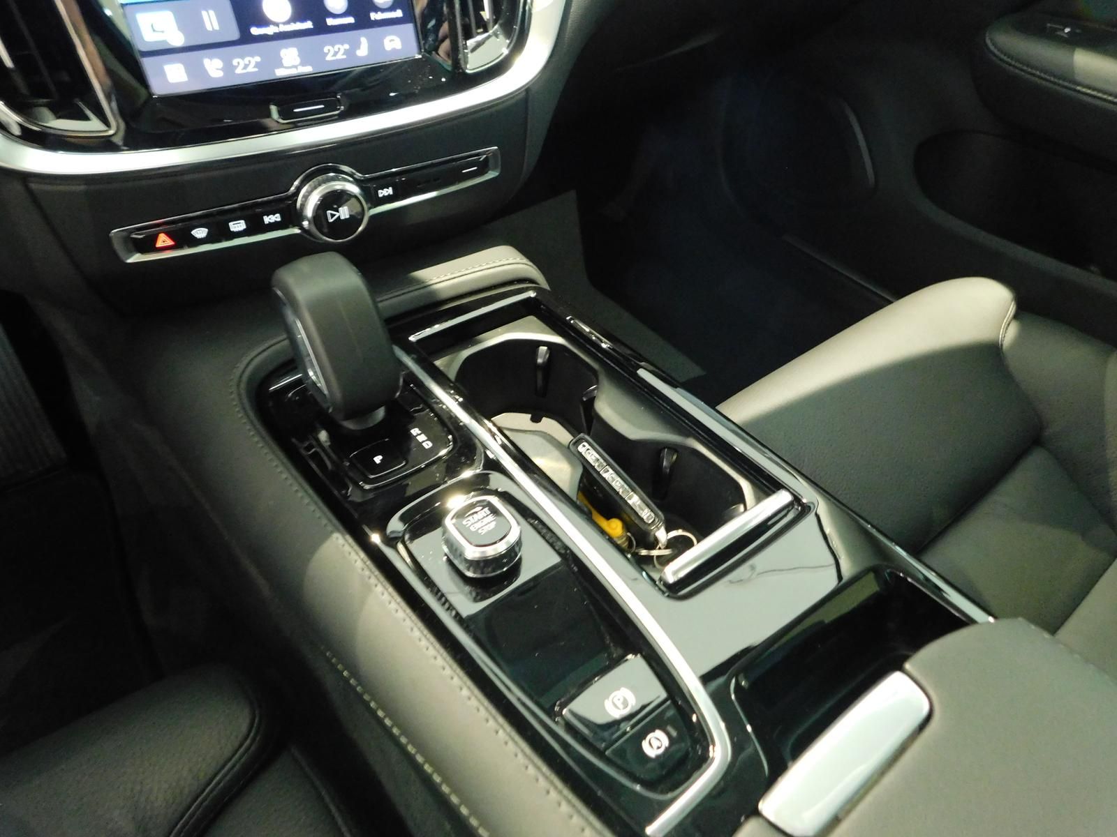 Fahrzeugabbildung Volvo V60 T6 AWD Plus Dark