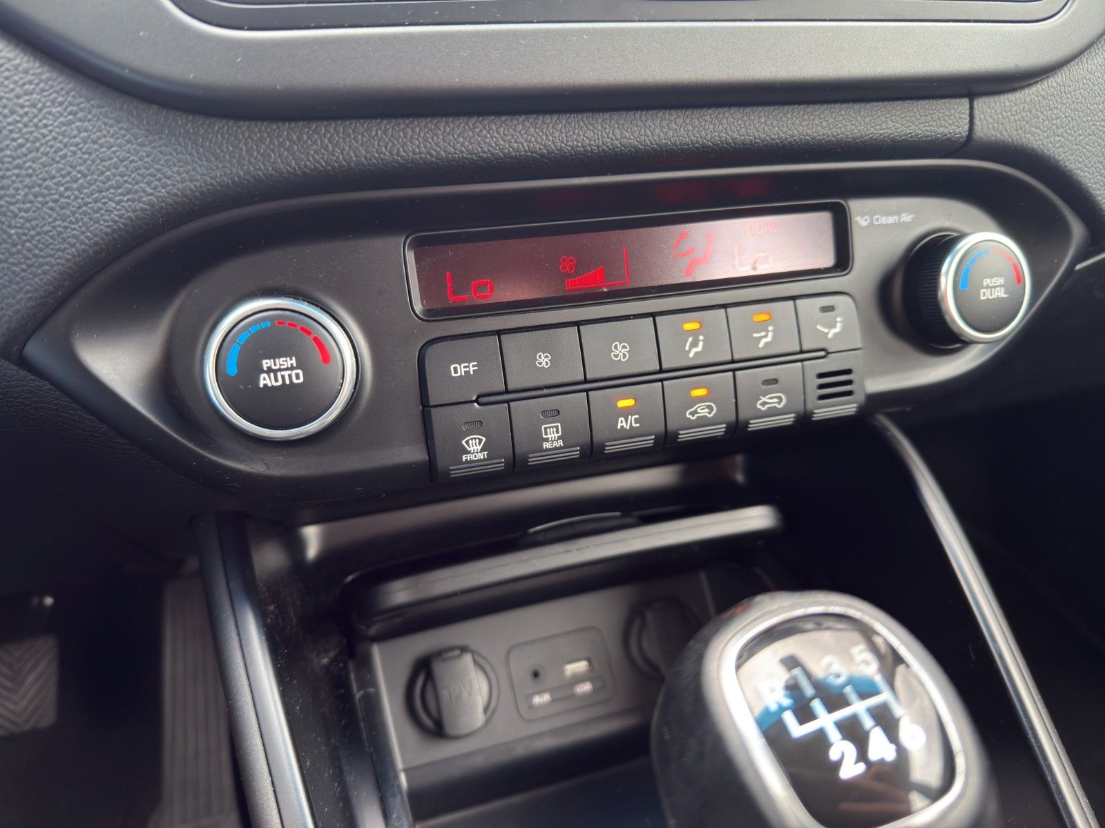 Fahrzeugabbildung Kia Carens Attract *7-Sitzer*Navi*Kamera*Tempomat