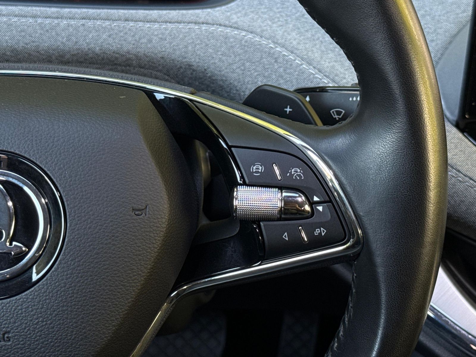 Fahrzeugabbildung SKODA Enyaq 80 Loft CCS+WÄPU+NAV+SHZ+KAM+ACC+AMBI+CARP