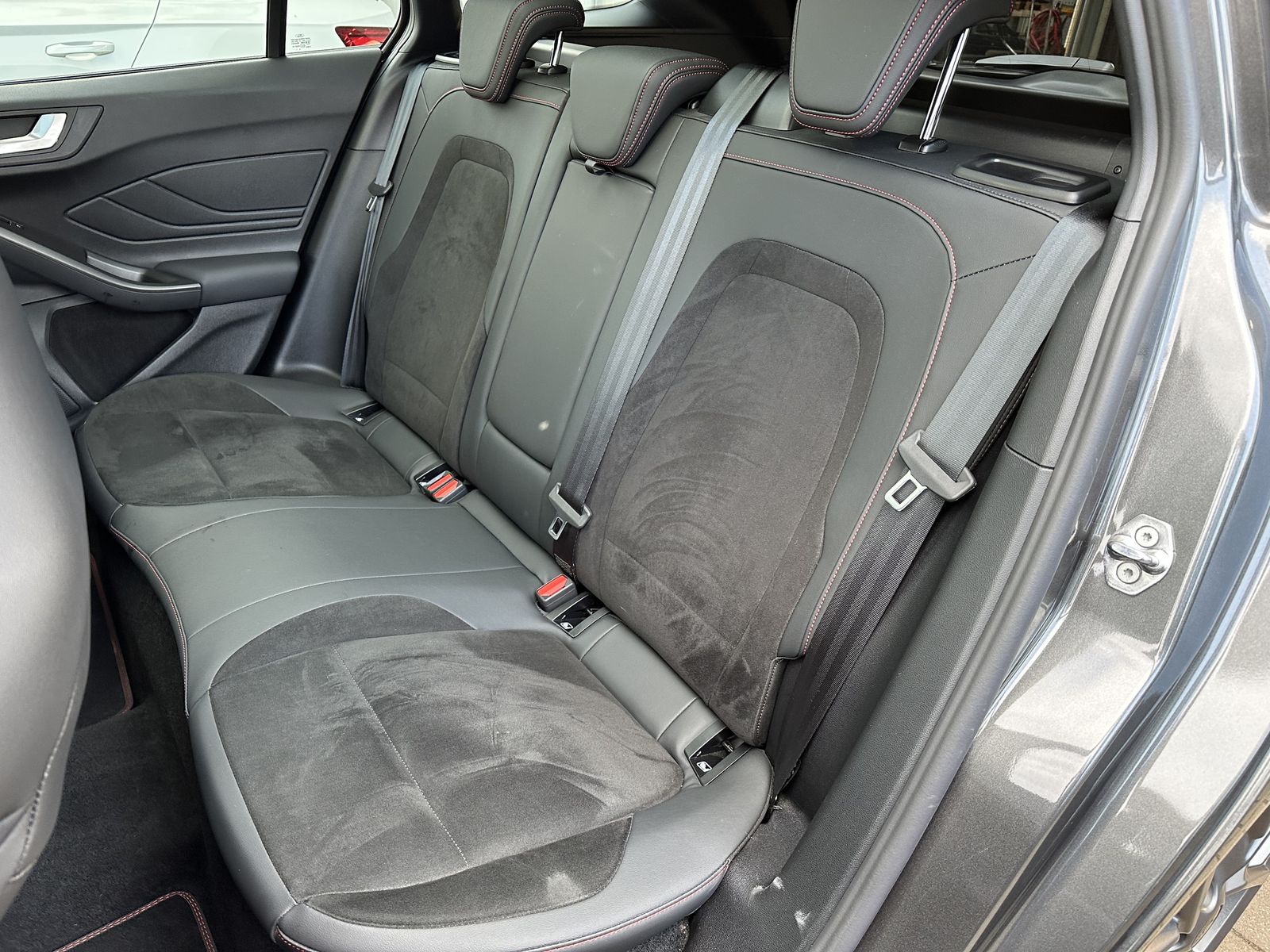 Fahrzeugabbildung Ford Focus Turnier 2.3 EB ST X NAV+LED+AHK+PANO+HUD