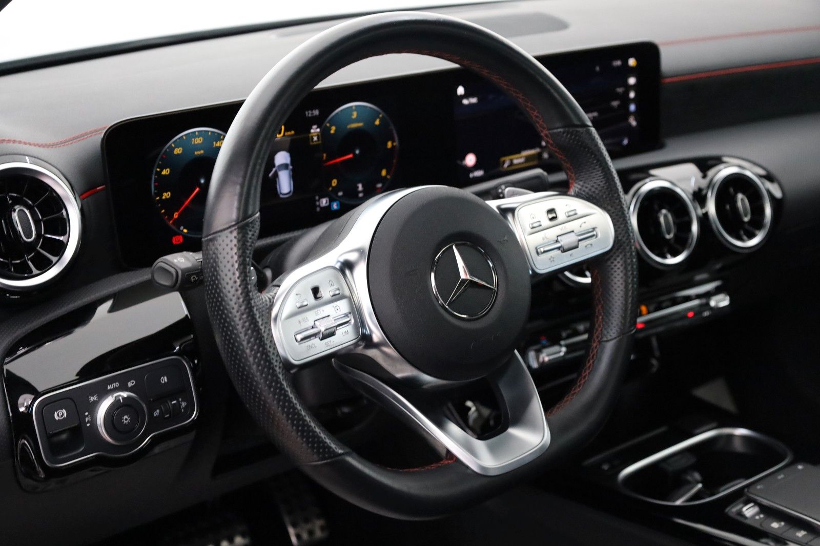 Fahrzeugabbildung Mercedes-Benz CLA 220d SB 4M AMG Line T.Leder,Navi,Night/ParkP