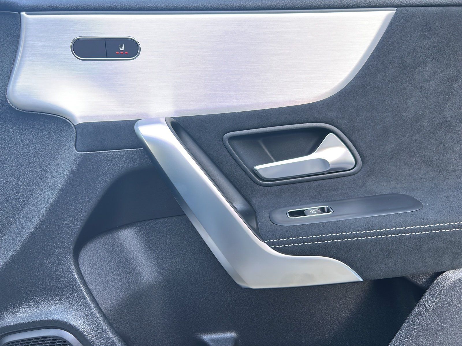 Fahrzeugabbildung Mercedes-Benz A 180 d AMG MultiBeam PANO Lenkradhzg. TOTWINKEL