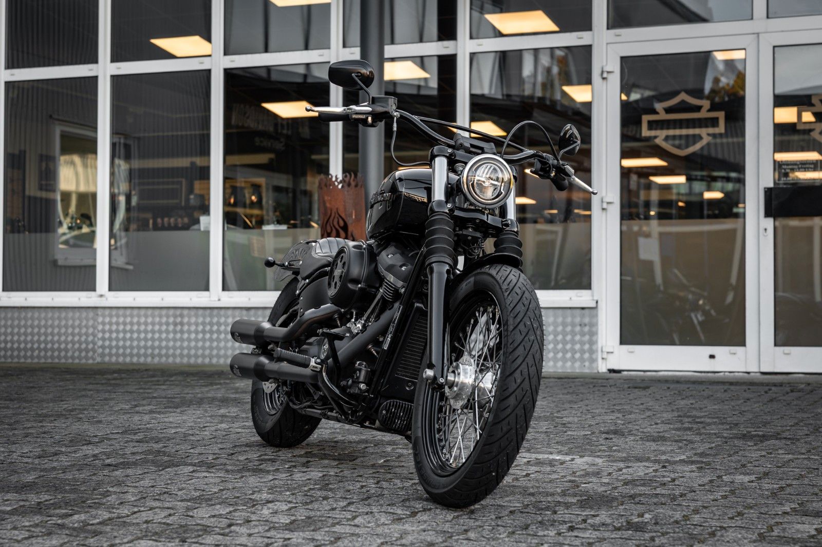 Fahrzeugabbildung Harley-Davidson FXBB STREET BOB Softail  - JEKILL&HYDE