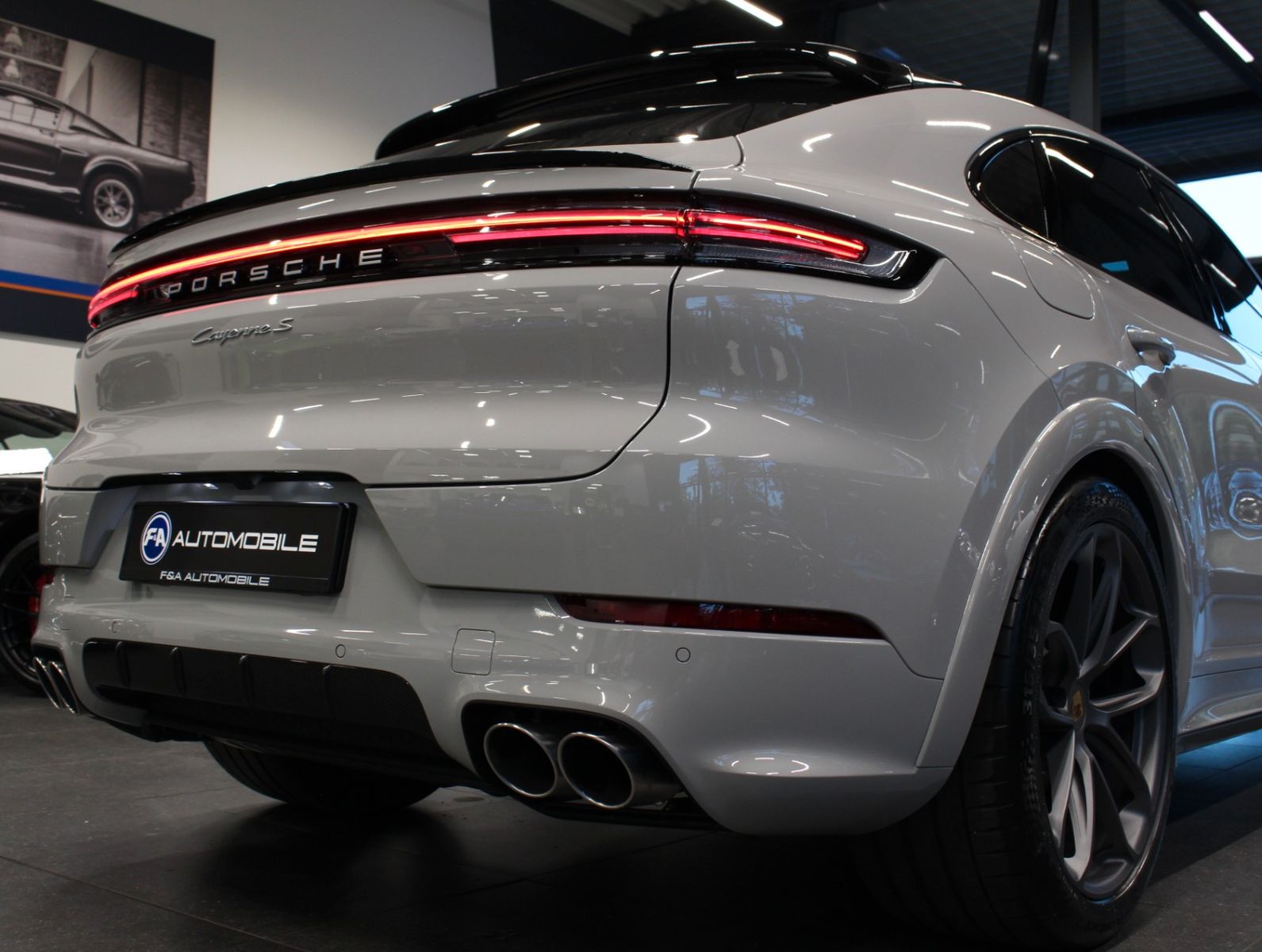 Fahrzeugabbildung Porsche Cayenne S Coupé Leichtbau-Sport-Paket Carbon