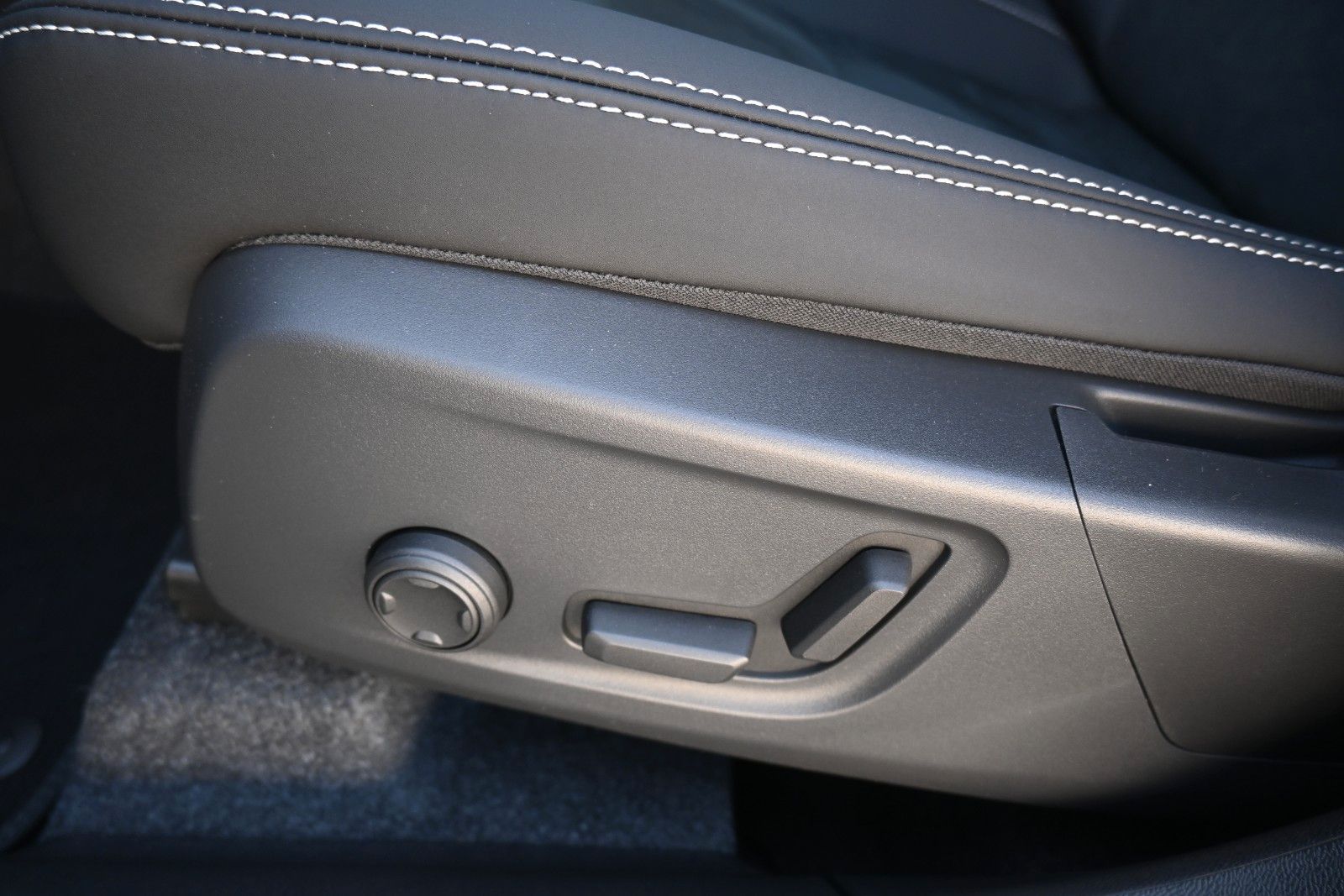 Fahrzeugabbildung Volvo XC40 B3 DKG Plus Dark*FSHZG*RFK*BLIS*ACC